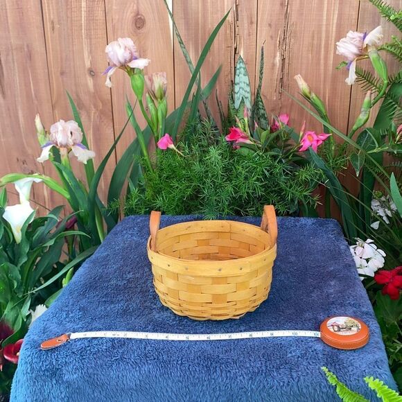Circular basket with plastic insert and leather handles by Longaberger - Picture 3 of 9